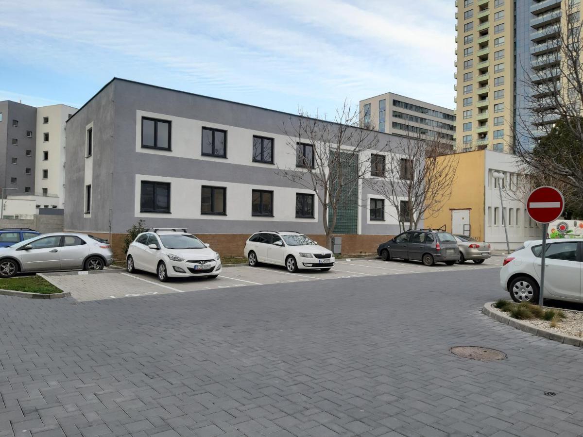 Hostel Living Bratislava By The Bus Station Exteriér fotografie